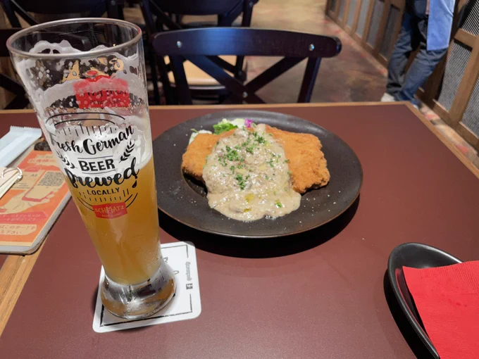 来した、シュマッツ・ビア・ダイニング。シュニッツェル初めて食べましたが美味しいですね!。ドイツのビールも美味しい 