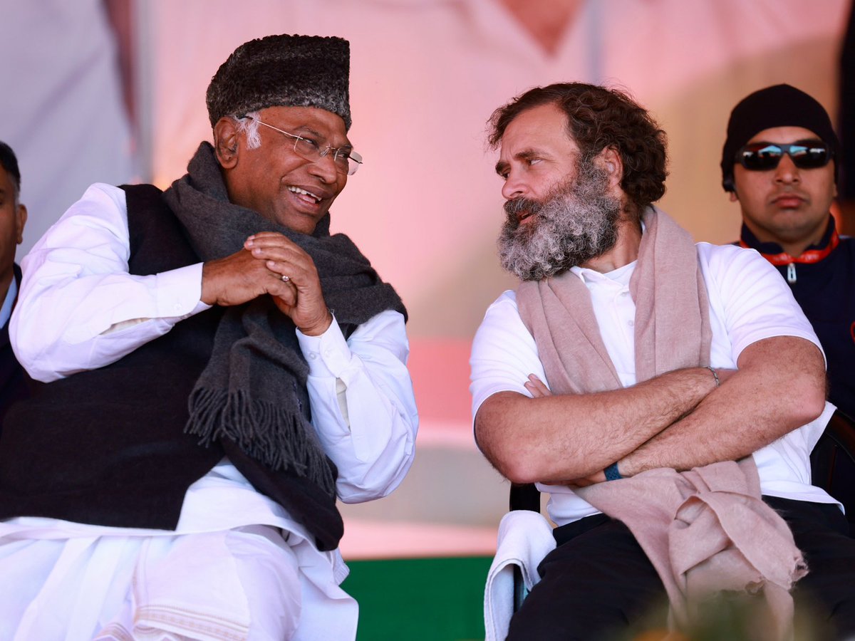 bharatjodo's tweet photo. जो भारत को जोड़ना चाहते है उनके लिए भारत का मतलब है भारत के करोड़ों लोग ... लेकिन कुछ लोगों के लिए भारत का मतलब है सिर्फ 2-3 अरबपति। 

भारत जोड़ो यात्रा के दौरान आज गांधी ने पठानकोट में जनसभा को सम्बोधित किया।

#BharatJodoYatra https://t.co/18eWja1DVz