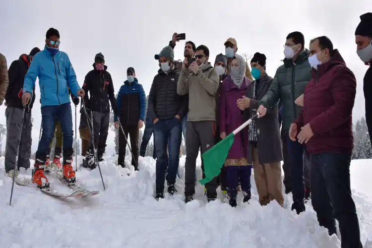 umer_1994's tweet photo. #Doodpathri a magnificent Pine fringed meadow with many streams crisscrossing it, is the newest resort ready to welcm tourists frm al ovr the wrld in winter in Kmr.Doodpathri is alrdy a must visit for tourists in summer.Tourism depart recently declared it open fr #winter tourism. https://t.co/w9GLckyY2i