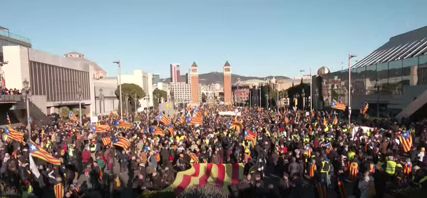 PoliticayModa's tweet photo. La recepción autoridades cumbre hispano-francesa no va a poder disponer de una de las mejores vistas BCN (MNAC columnes Puig i Cadafalch) para evitar que no se vea este plano #escenografia #protocolo https://t.co/kwS53wddkz