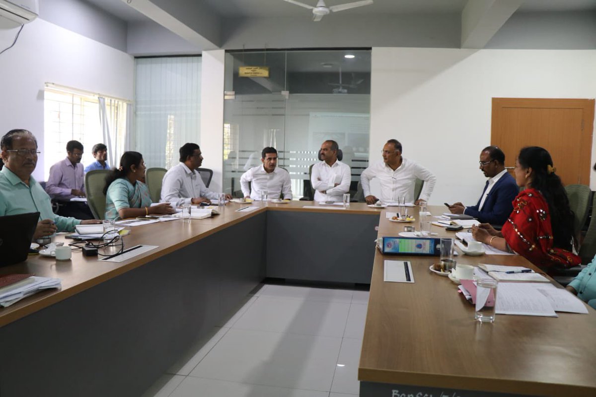 Attended Meeting of the Bengaluru SmartCity Advisory Council along with MP @PCMohanMP, MLA @ArshadRizwan and members of the council. Discussed pending works being undertaken especially the poor implementation of the Avenue Road project in my constituency.