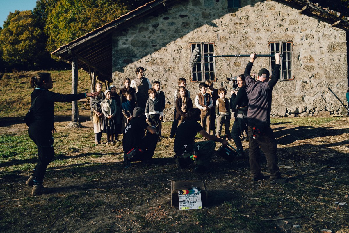 FastenFilms's tweet photo. 🔥 Hace un mes estrenamos #OCorpoAberto, el primer largometraje de #ÁngelesHuerta.
👻 Una historia de #terrorfolk que cruza la línea entre la vida y la muerte. Protagonizada por @tamarnovas, Victória Guerra y María Vázquez.
📸 @Ghaspar + Marcos Pereiro
#cineespañol #cinegalego https://t.co/EORRB3fubA