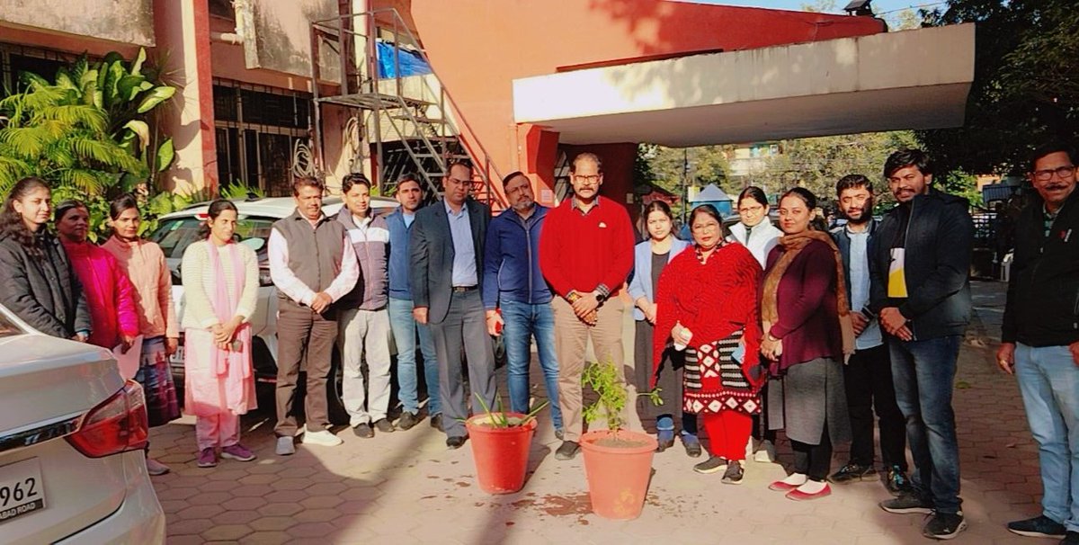 FciBhopal's tweet photo. भारतीय खाद्य निगम के 59 वे स्थापना दिवस के उपलक्ष में क्षेत्रीय कार्यालय भोपाल में DGM(R) श्री गौतम कुमार, DGM(F&A) श्री मोहित मोहन एवं श्री संजीव कौशिक के हाथो पौधरोपन सम्पन्न
#FCITurns58
#NationalFoodSecurity
#58YearsOfFci
#59thFoundationDayOfFCI
#58YearsInServiceOfNation https://t.co/ePj0MVsFc7