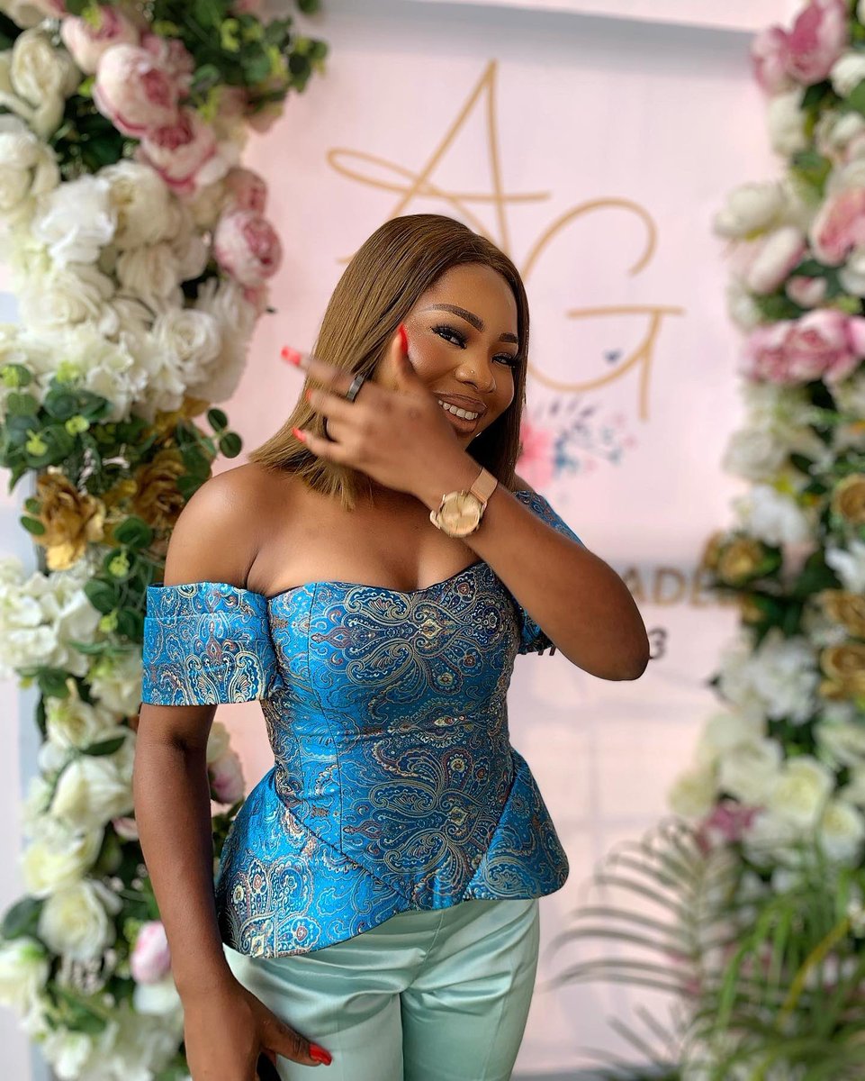 jamelliacutey's tweet photo. Updating my Library.
Made my Outfit as always 💚💙.
Made it the morning of the wedding 😂😂 Aunty Tailor.
@J_solofficialNG
@j_solofficial (IG)
#FashionDesignerinLagos #Tailorsinlagos #JSWoman #Fashion #Style https://t.co/f88WkZAEVk