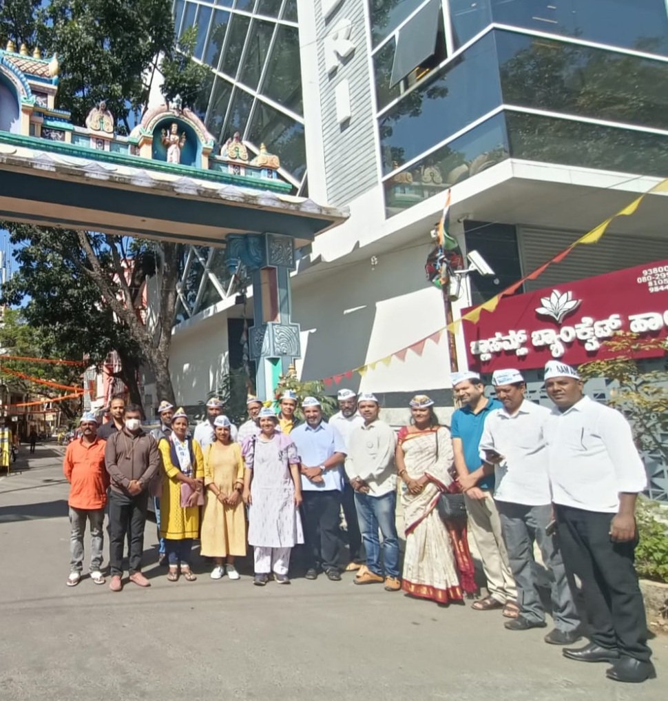 aapkaprithvi's tweet photo. ಮಹಾಲಕ್ಷ್ಮಿ ಲೇಔಟ್‌ ಕ್ಷೇತ್ರದ ಆಕಾಂಕ್ಷಿ  @ShanthalaDamle ಯವರೊಂದಿಗೆ ಅಲ್ಲಿನ ಜನರೊಂದಿಗೆ ಮಾತನಾಡಿದೆ.
ಉತ್ತಮ ಪ್ರಚಾರವನ್ನು ಮಾಡುತ್ತಿರುವ ಶಾಂತಲಾರನ್ನು ಇಲ್ಲಿನ ಜನ ಮೆಚ್ಚಿಕೊಂಡಿದ್ದಾರೆ, ಎಲ್ಲರೂ ಇವರನ್ನು ಗುರುತಿಸಿ, ಇವರಿಗೇ ಮತ ಹಾಕುತ್ತೇವೆ ಎನ್ನುತ್ತಿದ್ದಾರೆ.
@AAPBangalore 
@AAPKarnataka https://t.co/i8nnzywMyl