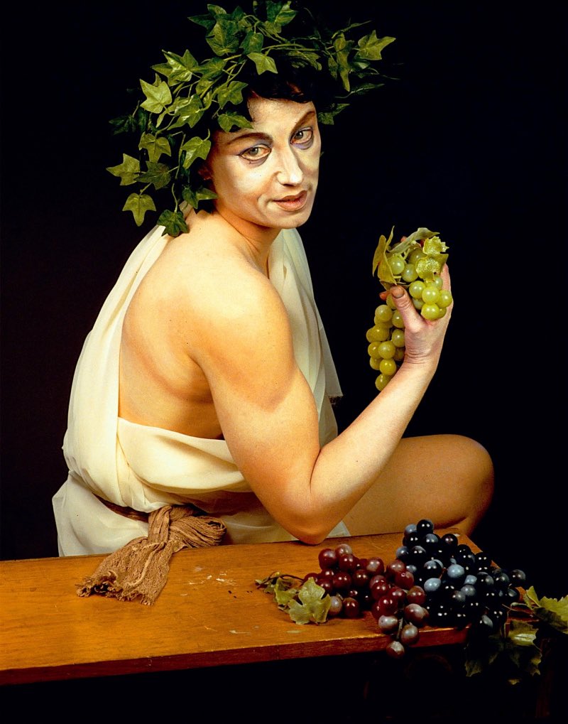 soysauuce's tweet photo. Un día como hoy nació Cindy Sherman (1954—) ha realizado numerosas series fotográficas en las que explora los estereotipos y la cultura estadounidense desde una óptica feminista. Una genia. https://t.co/0uH45MepT9
