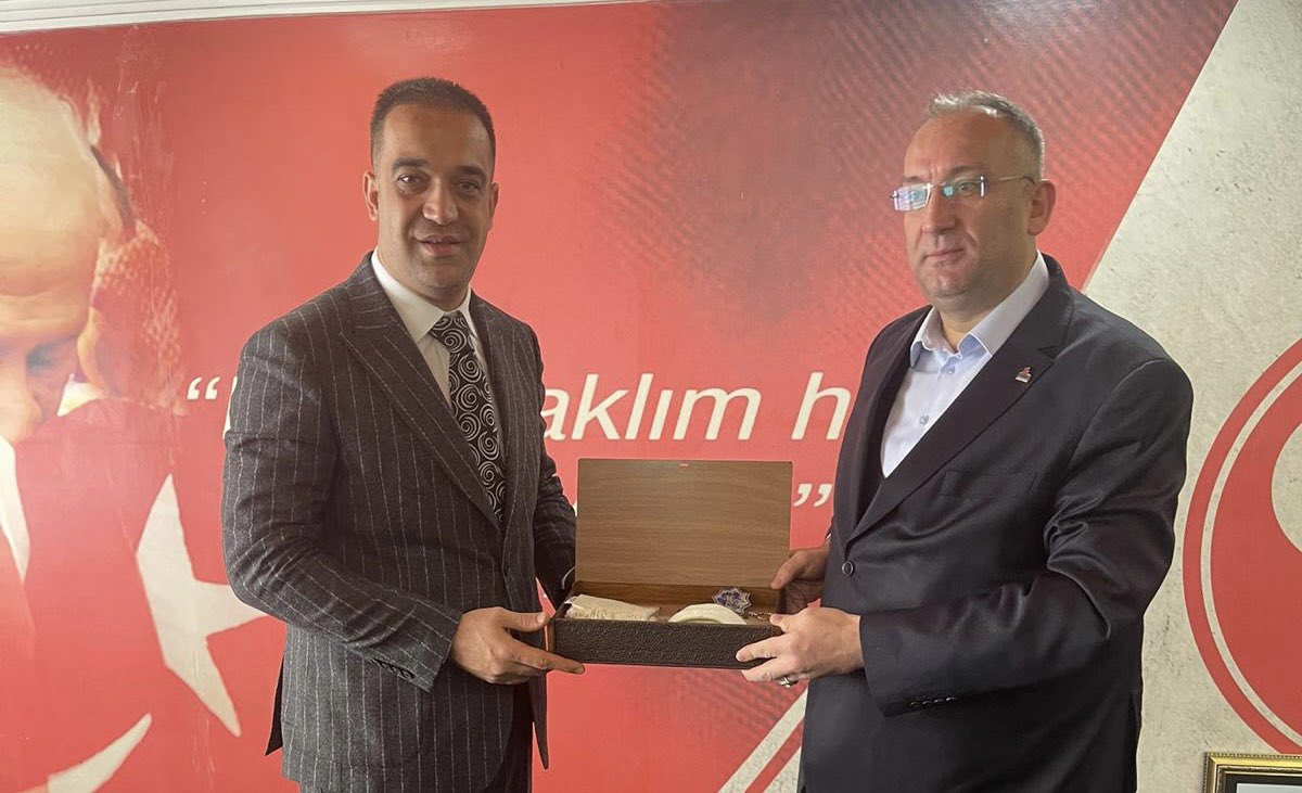 ademyurdagul's tweet photo. Doğu Anadolu İhracatçılar Birliği (DAİB) Başkanımız Sayın Ethem Tanrıver ve ekibini İl Başkanlığımızda ağırladık. Kendilerine nazik ziyaretleri ve hediyeleri için teşekkür ediyorum. @ihracatdaib @ethemtanriver https://t.co/HEQE7I3owq