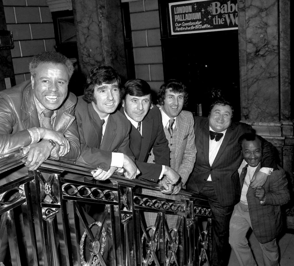 NevilleFChambe1's tweet image. #MikeReid born #OnThisDay, photographed here on 12th June 1971 in a publicity shot at The London Palladium with fellow comics for “THE COMEDIANS” stage show Charlie Williams, Ken Goodwin, Dave Butlet, Bernard Manning and Jos White 

🇬🇧#BritishComedy @palladium