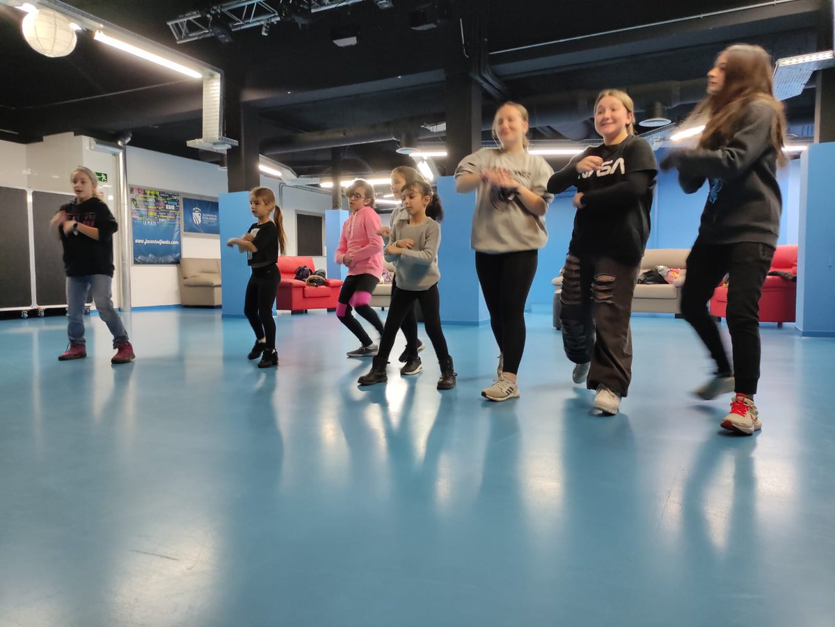 JuventudFuenla's tweet photo. Nuestras consejeras están trabajado duro con el coreógrafo de #Fuenli para el concurso de mascotas de baloncesto de la Liga Endesa. Han pasado horas ensayando diferentes pasos para que junto con Fuenli realicen la coreografía de la mejor manera posible.

#Fuenlabrada https://t.co/aP28jdKCRb