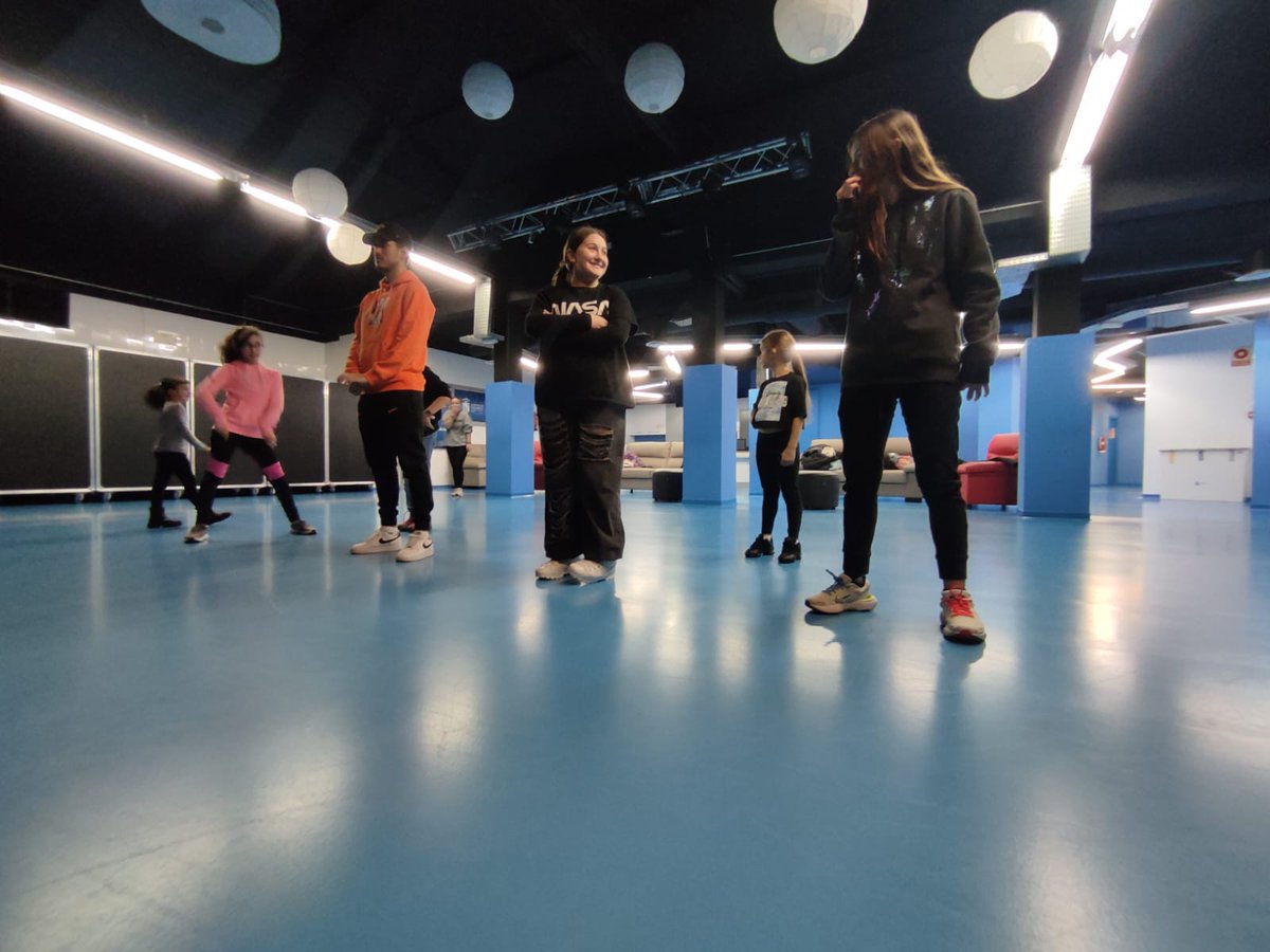 JuventudFuenla's tweet photo. Nuestras consejeras están trabajado duro con el coreógrafo de #Fuenli para el concurso de mascotas de baloncesto de la Liga Endesa. Han pasado horas ensayando diferentes pasos para que junto con Fuenli realicen la coreografía de la mejor manera posible.

#Fuenlabrada https://t.co/aP28jdKCRb