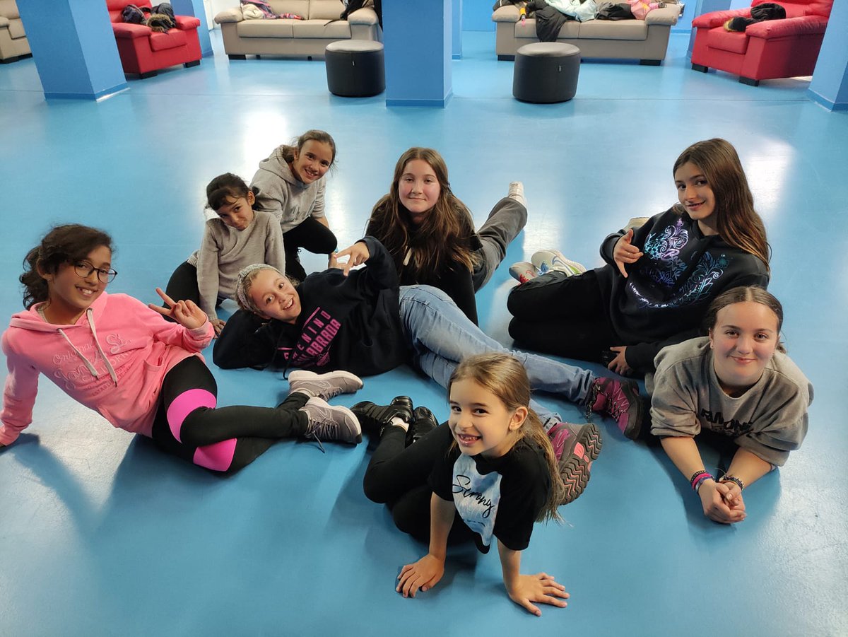 JuventudFuenla's tweet photo. Nuestras consejeras están trabajado duro con el coreógrafo de #Fuenli para el concurso de mascotas de baloncesto de la Liga Endesa. Han pasado horas ensayando diferentes pasos para que junto con Fuenli realicen la coreografía de la mejor manera posible.

#Fuenlabrada https://t.co/aP28jdKCRb