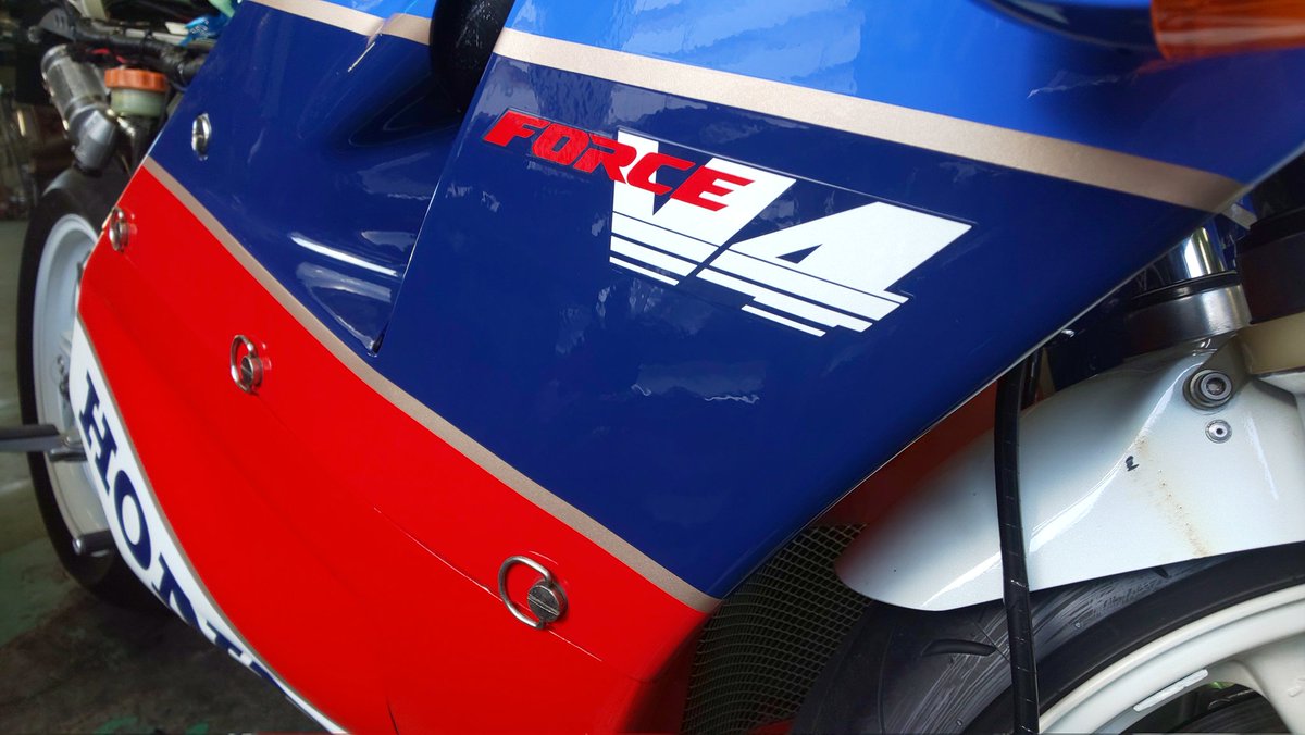 2rinkan_wako's tweet image. 稀少なバイクがピットに入ると つい覗き見しに行ってしまう。えぇ、作業の邪魔でしょ？🤭  でもね、#RC30 のカウルがバラけているシーンなんてそうそう見れないから  ちょっと我慢してくだされ😁