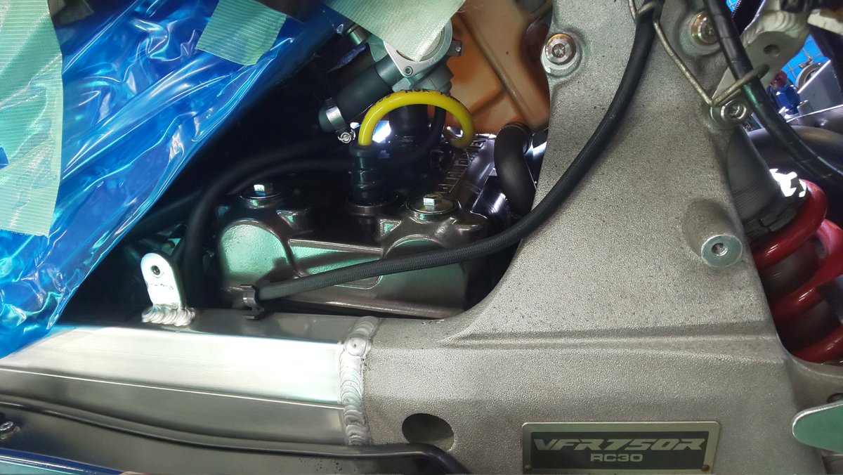 2rinkan_wako's tweet image. 稀少なバイクがピットに入ると つい覗き見しに行ってしまう。えぇ、作業の邪魔でしょ？🤭  でもね、#RC30 のカウルがバラけているシーンなんてそうそう見れないから  ちょっと我慢してくだされ😁