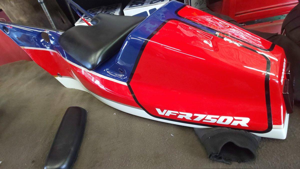 2rinkan_wako's tweet image. 稀少なバイクがピットに入ると つい覗き見しに行ってしまう。えぇ、作業の邪魔でしょ？🤭  でもね、#RC30 のカウルがバラけているシーンなんてそうそう見れないから  ちょっと我慢してくだされ😁