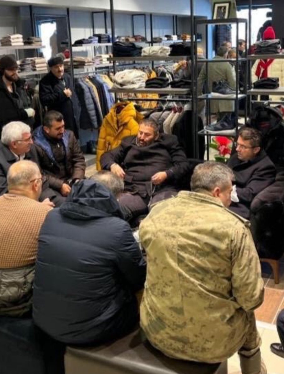 Yetkim olsa Binali Yıldırım'ın oğlunun fotoğrafını tüm Türkiye'de bilboardlara asardım.
Bu seçim neden önemli?
Anlamayanlar da anlamalı.