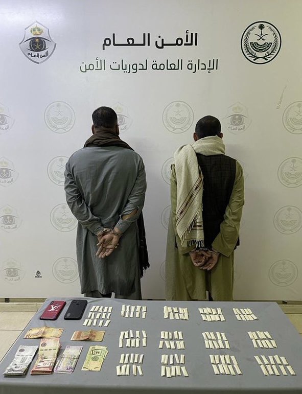 دوريات الأمن في الأحساء :

القبض على مقيمين من الجنسية الباكستانية بحوزتهما (214) جرامًا من مادة الميثامفيتامين المخدر الشبو.
-