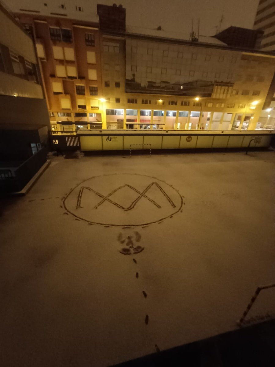 ¡La nieve sigue en Pamplona y así de bonito luce hoy nuestro cole ❄️❄️!