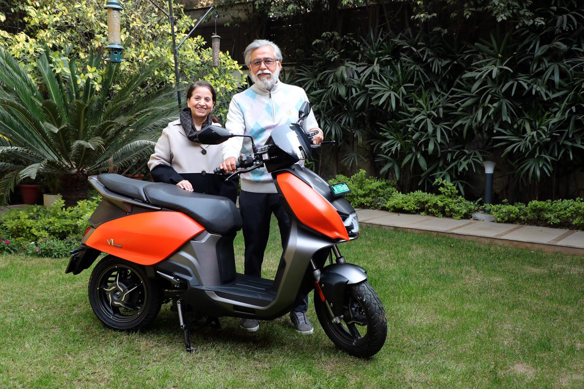 Orange is the colour of the day! Our Chairman and CEO Dr. Pawan Munjal and Mrs. Aniesha Munjal take delivery of the #VIDA V1 electric scooter powered by Hero MotoCorp <a href="/VidaDotWorld/">VIDA World</a> 

#MakeWay #EScooter #ElectricMobility
