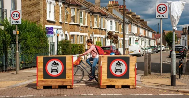 MayorofLondon's tweet photo. Great to see more evidence that Low Traffic Neighbourhoods (LTNs) are:

1️⃣ Making a difference to London’s toxic air
2️⃣ Supporting a huge increase in cycling and walking
3️⃣ Making London’s roads safer

I’ll continue to support the bold action needed to save Londoners’ lives.