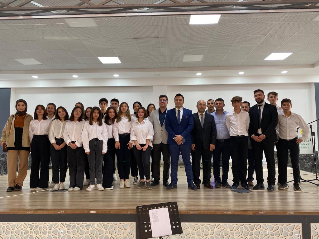 aydincik_HEM's tweet photo. 'Şarkılar Bizi Söyler,
Biz de Şarkı Söyleriz'

Konserimizde 'Irakı yakın eden' Kıymetli İl Milli Eğitim Müd. Yar.'cımız Mikail Eren teşrifleriyle onurlandırdılar! 

@ahpehlivan53 @aydincik_33 
@AdemKoca46 @MikailEREN33 
@akyolmehmet @turgaydut https://t.co/NLWhcCoHCg