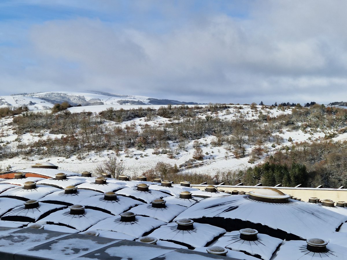 axelbordes's tweet image. Depuis quelques jours maintenant, la neige est reine sur les toits de Micropolis ! Entre 2 blizzards, quel plaisir de retrouver le soleil. #JeudiPhoto @dept_aveyron