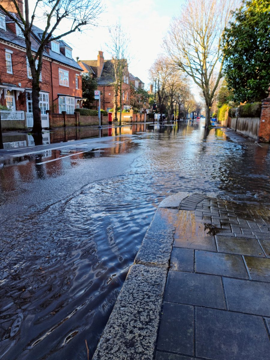 Endaldo's tweet image. The Bath Road in Chiswick is a river.