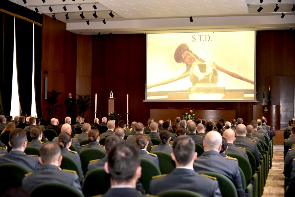 PLivatino's tweet photo. #PeregrinatioBeatiRosariiLivatino
Il programma di oggi prevede: 
08.00 - 12.00: Comando Generale della #GuardiadiFinanza
13.00 - 15.00: Sede di #Confindustria
16.00 - 18.30: Consiglio Superiore della #Magistratura
18.45 - 21.00: Parrocchia di Santa Chiara https://t.co/0QrjC8gIQE