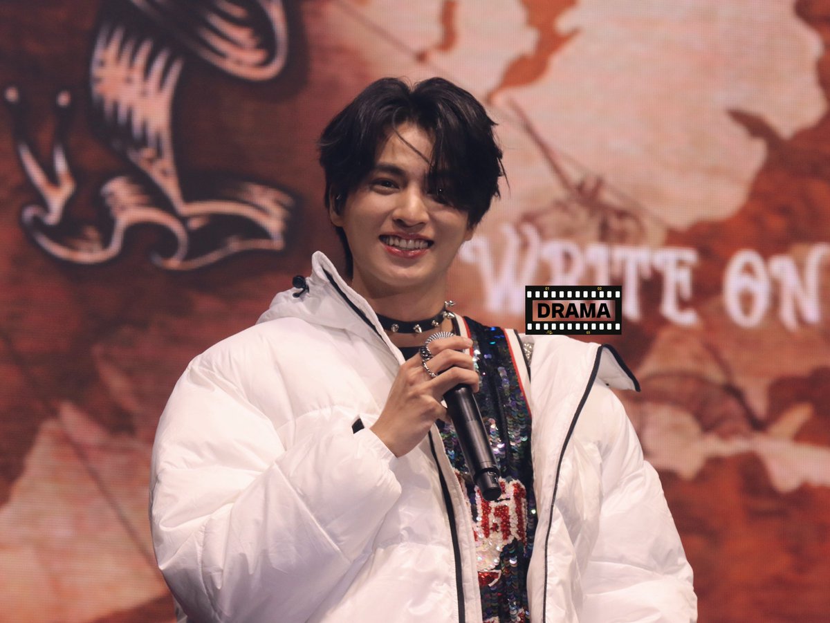 drama0623's tweet photo. 이렇게 쳐다봐줬는데 몰랐다니ㅜ
#GULG #GulfKanawut
#GULF1stFMinSEOUL
@gulfkanawut https://t.co/nP5wASxk4k