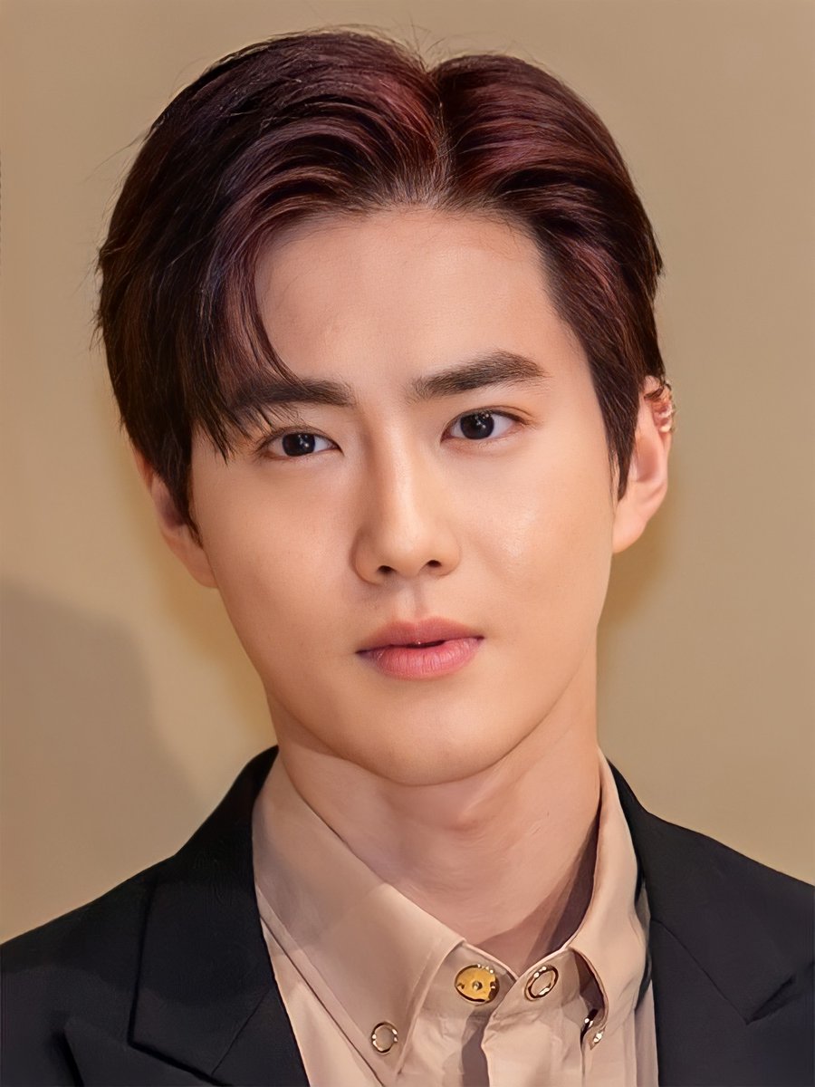 SUHOLOOK's tweet photo. SUHO is the first soloist to win SMA Hallyu Daesang in 18 years, and the first ever K-pop soloist to win this award in SMA history! 🏆✨️

SUHO SMA HALLYU DAESANG
#SUHODaesangWinner
#SUHOMakesHistory
#SUHO @weareoneEXO https://t.co/h79kGQNueN