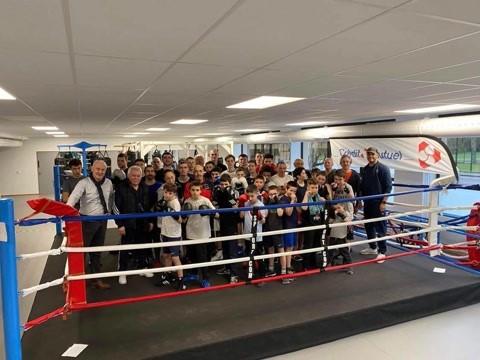 CMMABN's tweet photo. [SPORT] Le Crédit Mutuel était présent auprès du "Ring Alençonnais" pour remettre des #gants blancs aux #boxeurs de la région.  🥊👍

#LeCMsoutientLeSport https://t.co/gyDd3FajDB