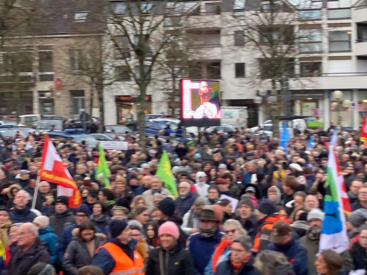 Près de 1000 personnes à ⁦<a href="/villededinan/">Ville de Dinan</a>⁩ pour la mobilisation contre la #reformedesretraites #64anscestnon