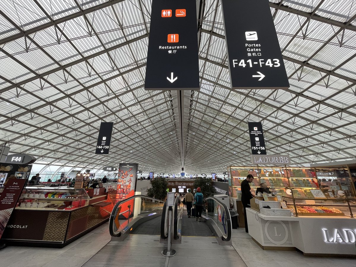 SatyakiRaghuna1's tweet photo. Concourse 2F at @ParisAeroport (#CDG). Beautiful light and roof truss. #Airport #AvGeek #aviation #aviationlovers #architecture #airportarchitecture #terminaldesign #jetphotos #airliners #Travel #Paris #France https://t.co/DpnJOKtDBJ