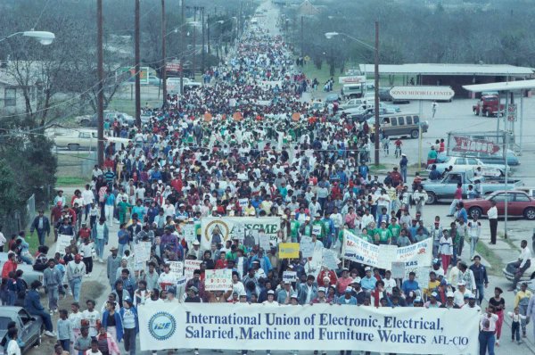 Ernie_Zuniga's tweet photo. On this day in 1987...the newly-formed MLK Commission and the City of San Antonio held its first official Martin Luther King Jr. march. More than 10,000 people participated and Rosa Parks rode in a bus similar to the one she made history in back in 1955.
📸@UTSA_Libraries https://t.co/ZHurlRGBz5