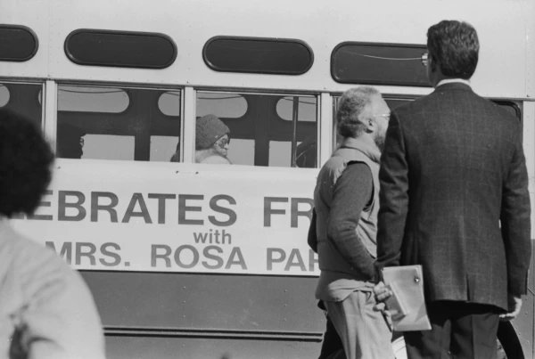 Ernie_Zuniga's tweet photo. On this day in 1987...the newly-formed MLK Commission and the City of San Antonio held its first official Martin Luther King Jr. march. More than 10,000 people participated and Rosa Parks rode in a bus similar to the one she made history in back in 1955.
📸@UTSA_Libraries https://t.co/ZHurlRGBz5