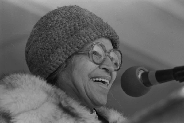 Ernie_Zuniga's tweet photo. On this day in 1987...the newly-formed MLK Commission and the City of San Antonio held its first official Martin Luther King Jr. march. More than 10,000 people participated and Rosa Parks rode in a bus similar to the one she made history in back in 1955.
📸@UTSA_Libraries https://t.co/ZHurlRGBz5