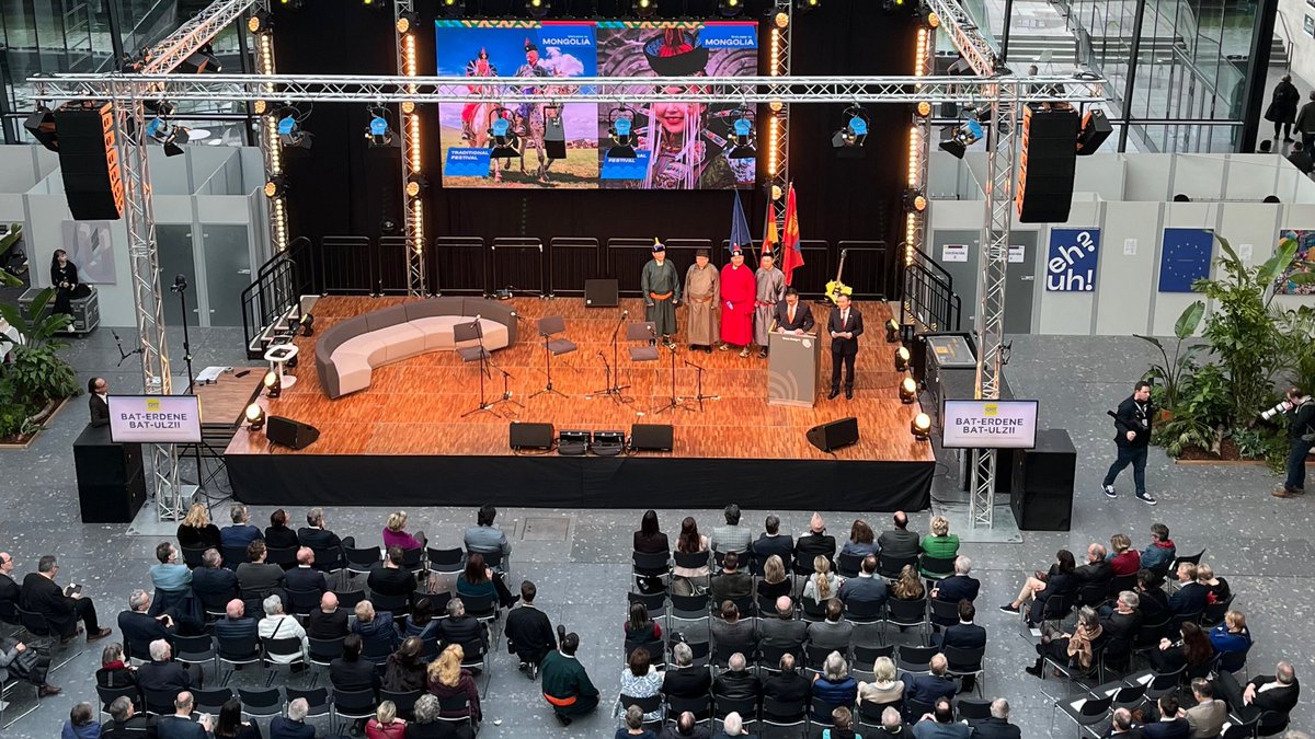 Messe_Stuttgart's tweet photo. Schon gewusst, dass @SWRpresse live von 15 bis 16 Uhr jeden Tag von der #CMT23 berichtet?
Hier geht's zum gestrigen Beitrag mit Marcel Fehr: https://t.co/0hVnGroo0A
#messestuttgart #messeradio #radio #swr https://t.co/sWk61NA3Z1
