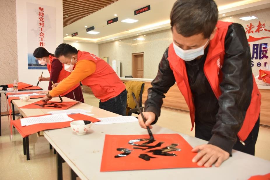 Spacewenchang's tweet photo. It is a traditional Chinese custom to paste couplets to the doors during the Spring Festival. #Wenchang City hosted an event to give #SpringCouplets as gifts. Calligraphy masters wielded their writing brushes to send the best wishes for #ChineseNewYear to the public.🧧 https://t.co/ffLYg8Dpqk