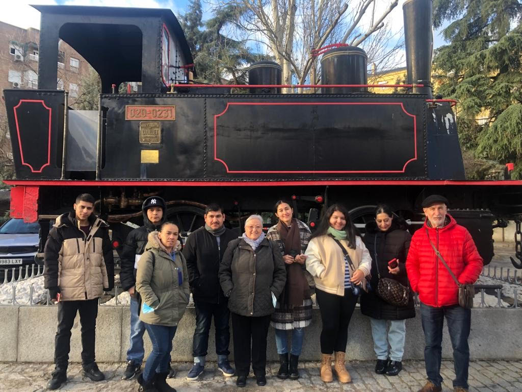CEPA_Getafe's tweet photo. En Iniciales hemos visitado el @museodelferrocarril 🚂.

El guía, Jesús, nos ha explicado la historia del ferrocarril y las maquetas del museo, y nos ha metido de lleno en la época.
#cepa #cepagetafe #educacionparaadultos #enseñanzasiniciales #museo #museodelferrocarril #historia https://t.co/Iqldsc2LLb