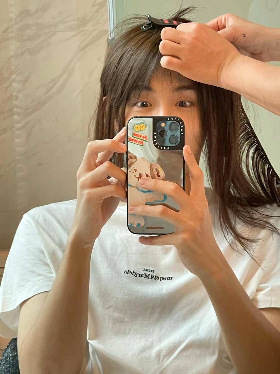 윈윈이 머리 왜 붙이는거지?.....
설마 고장극 촬영하나😳..