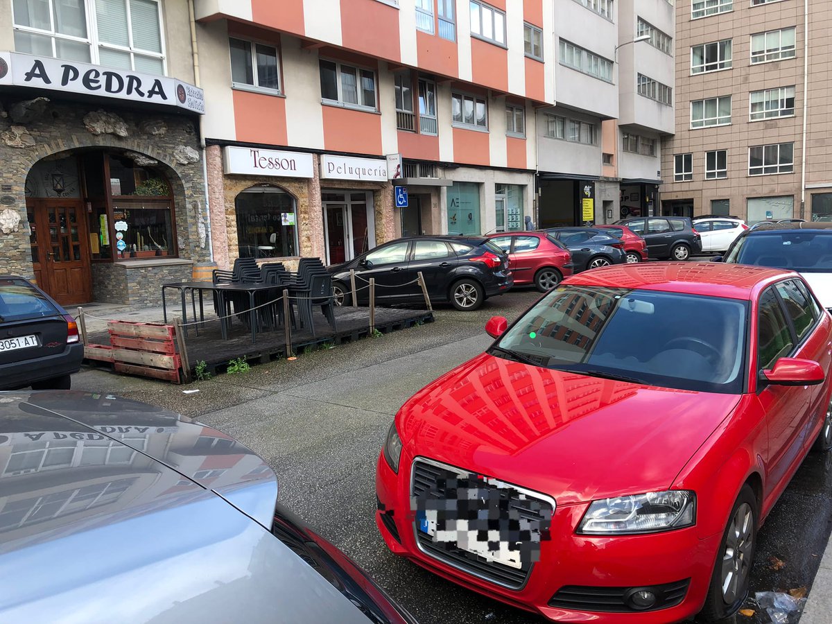vocescoruna's tweet photo. 🚘 Le rajan los cuatro neumáticos del coche y le dejan una nota en la que podía leerse: "ten calma 🙂". Ocurrió en la Avda. Concordia, Castrillón, al lado del parque infantil. #coruña #acoruña #VDAC https://t.co/dwicUFFZME