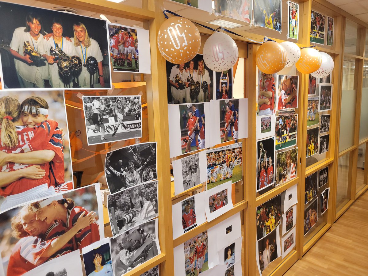 Legenden Anka Aarønes fyller 50 år i dag. Slik ser veggen og døra inn til kontoret hennes ut.