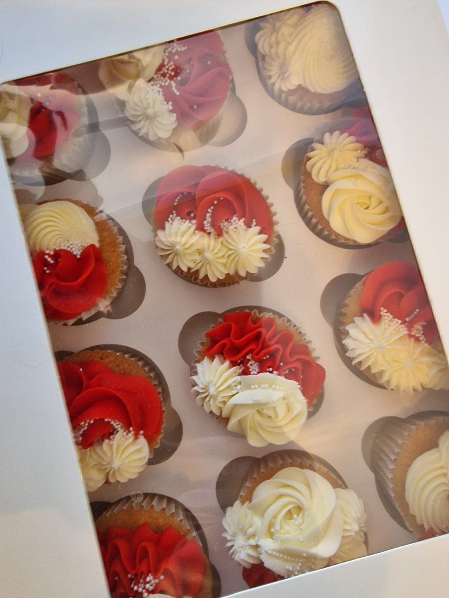 How thoughtful of a family to bring these gorgeous cupcakes 🧁 lovely treat 🤍