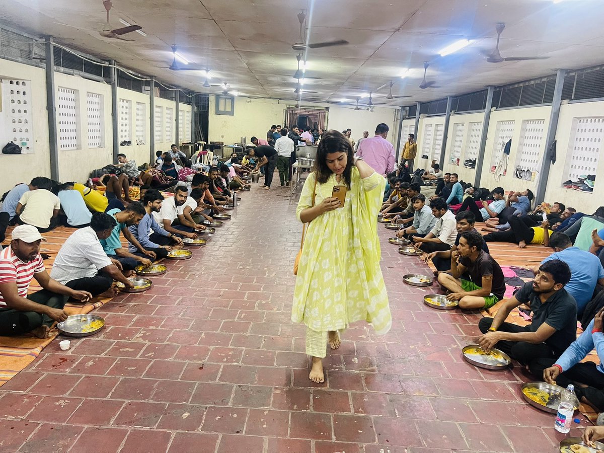 राजस्थान से चेन्नई में रेलवे का फ़िज़िकल देने आ रहे सर्व समाज के भाईयो के लिये रहने और खाने की व्यवस्था #दक्षिण_भारतीय_मीना_समाज (DBMS) द्वारा की गई है !भाईयो की सेवा करने का मौक़ा मिला ! जब तक चेन्नई में फ़िज़िकल रहेगे जितना मुझसे बन पड़ेगा भाईयो की सेवा सत्कार करती रहूँगी !
