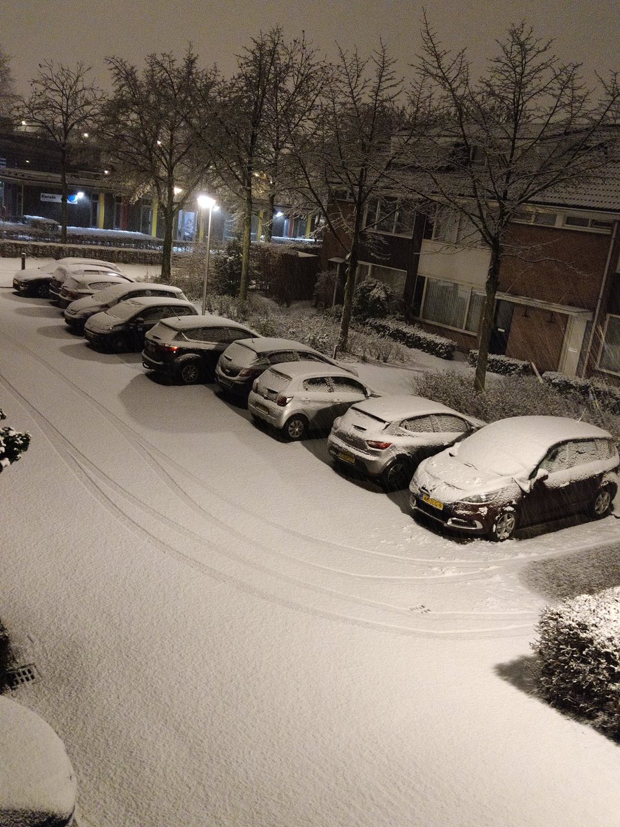 roelnijssen's tweet photo. @StormchaserNL @WilliamHuizinga @MeteoVoorne @EdAldus @BuienRadarNL @Weerplaza @weeronline @Talpaweer @weermanreinier @weermanrobert @Jelle_Muller Zo'n 3 a 4 cm sneeuw in Oirschot. https://t.co/Ao0NCwN0BT
