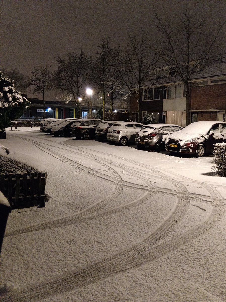 roelnijssen's tweet photo. @StormchaserNL @WilliamHuizinga @MeteoVoorne @EdAldus @BuienRadarNL @Weerplaza @weeronline @Talpaweer @weermanreinier @weermanrobert @Jelle_Muller Zo'n 3 a 4 cm sneeuw in Oirschot. https://t.co/Ao0NCwN0BT