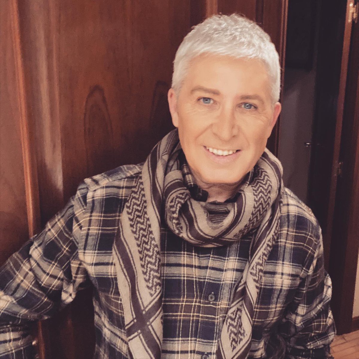 javier_depecos's tweet photo. Hoy me he levantado a cuadros, pero al mal tiempo, siempre buena cara 😂😂😂😂 #FelizJueves #Frioooo #Abrigarooos https://t.co/FWpmI75WHp