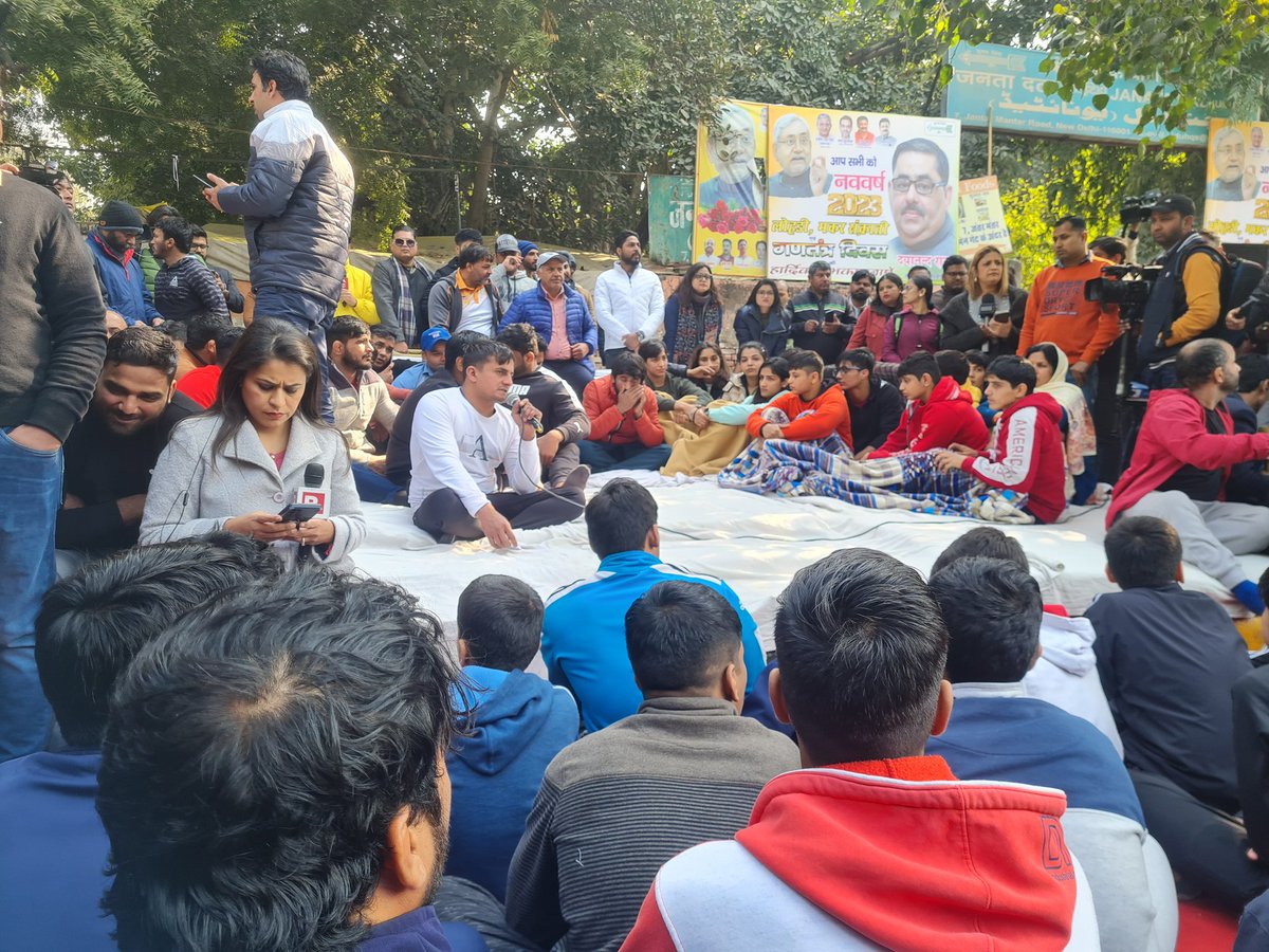 mandeeppunia1's tweet photo. देश के अंतर्राष्ट्रीय पहलवान सड़क पर बैठे हैं. 

बृज भूषण के ऊपर सेक्सुअल असॉल्ट के सीरियस आरोप हैं. उनके खिलाफ कार्रवाई होनी ही चाहिए. वर्ना हमारी कुस्ती कई साल पीछे चली जाएगी.

अब कोई भगत आके ये ना कह दे कि असली पहलवान अखाड़े में हैं, ये तो नकली पहलवान हैं. 
@BajrangPunia https://t.co/0v3bFtKSlo