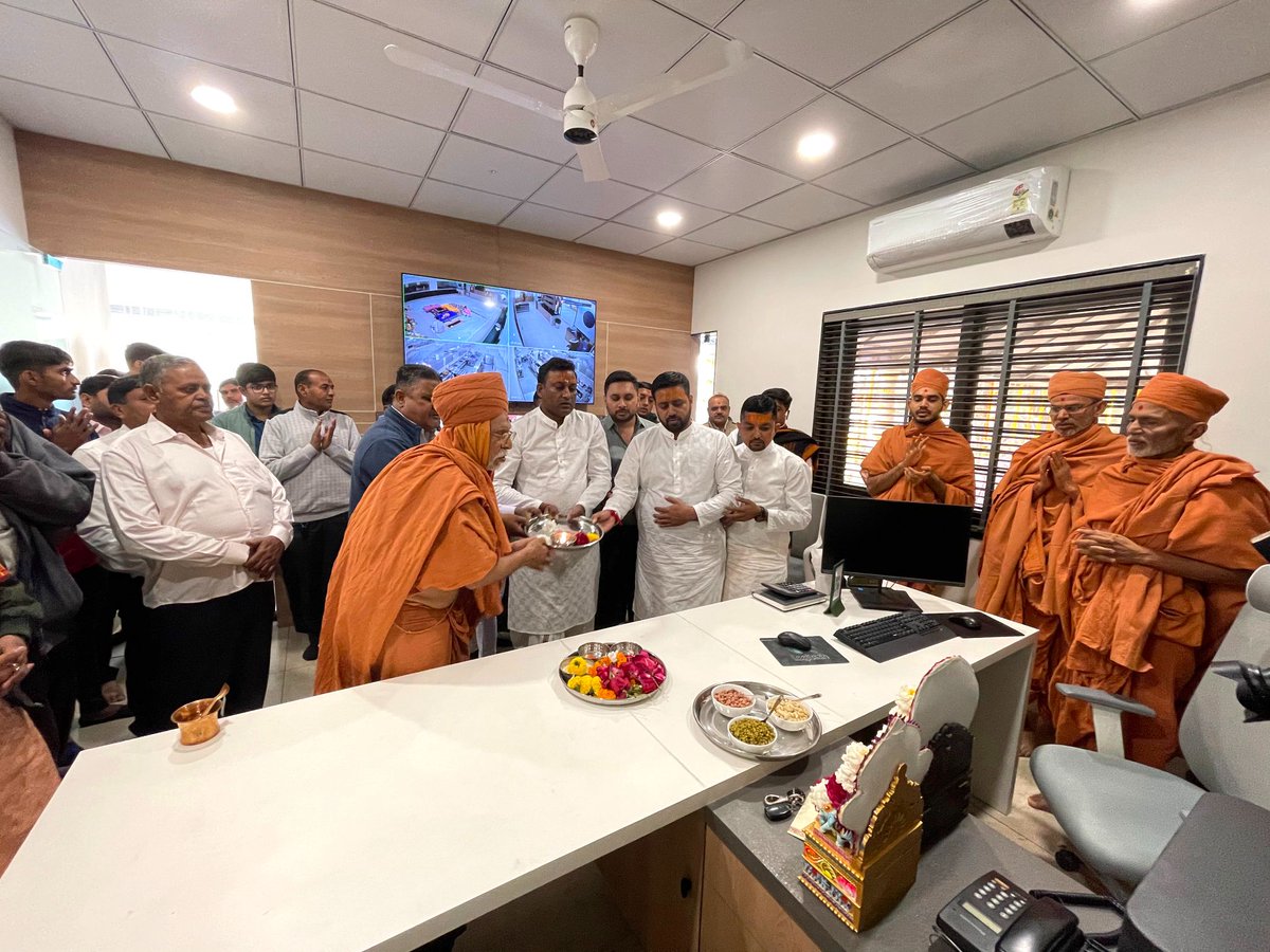 rajkotgurukul's tweet photo. ઠાકોરજી અને પ.પૂ. ગુરુમહારાજની ભરતભાઈ નસીતનાં નુતન રેસ્ટોરન્ટમાં પધરામણી.
.
.
#swaminarayan #rajkotgurukul #gurumaharaj #thakorji #Nutan #restorant #hotels #restorants #rajkot #Gujarat #spirituality #explore https://t.co/sUBcfFxoAO