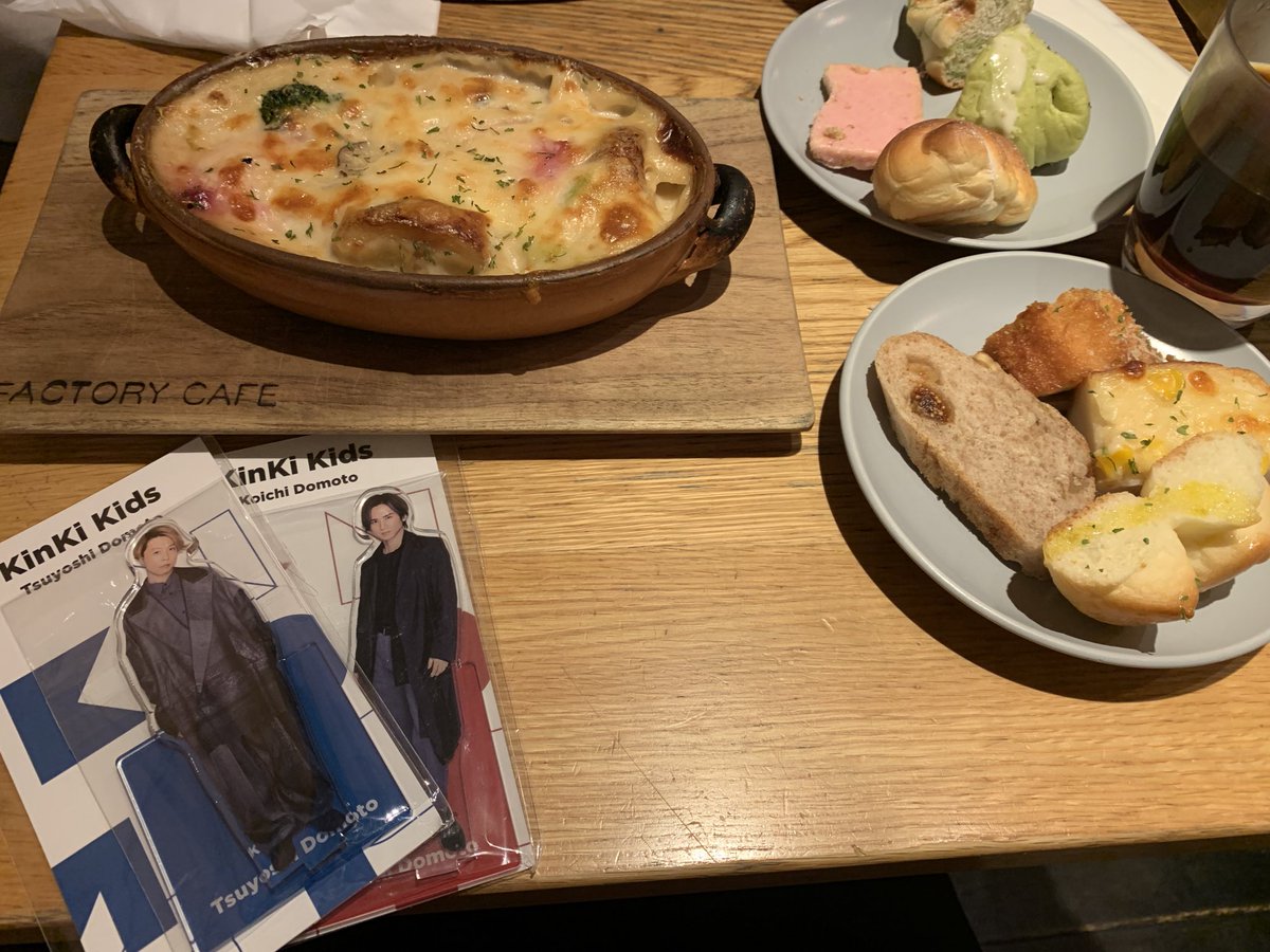 thanks2you2451's tweet photo. 誘拐…勝手に
勝手にご飯に連れて来たよー
パン食べ放題
メインもパン生地もめっちゃ美味しかった満足😋
#FACTORYCAFE https://t.co/Xa7DPUIvGu