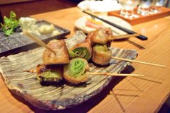 fkeatout's tweet photo. ●本格的焼鳥と品あるアイテムが嬉しいお店
in #炉端 #一 #赤坂

目の前でジュウジュウと焼かれる焼鳥がめちゃめちゃ美味しい♪

お客さんも沢山おられて
戦地のように忙しい厨房なのに
サーブされる焼鳥は“品”がある盛り付け。。

日本酒のの見比べ
チーズなどのサイドメニューのチョイスも秀逸！ https://t.co/6GrPZVtjzA